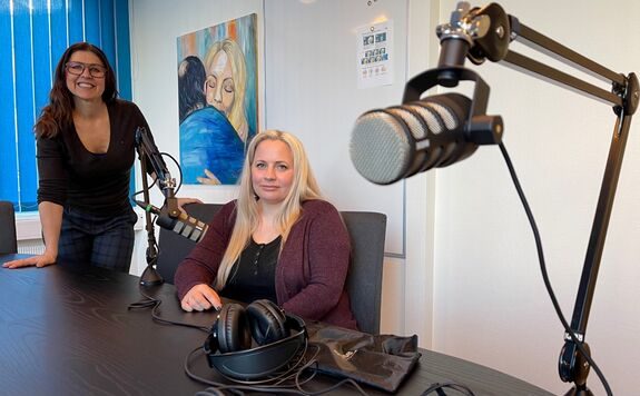 Ethel Fjellback Whrigt og Mette Lunne i podcaststudio