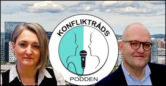 Knut Skeedsmo og Indira Derviskadic med konfliktrådspoddens logo mellom seg